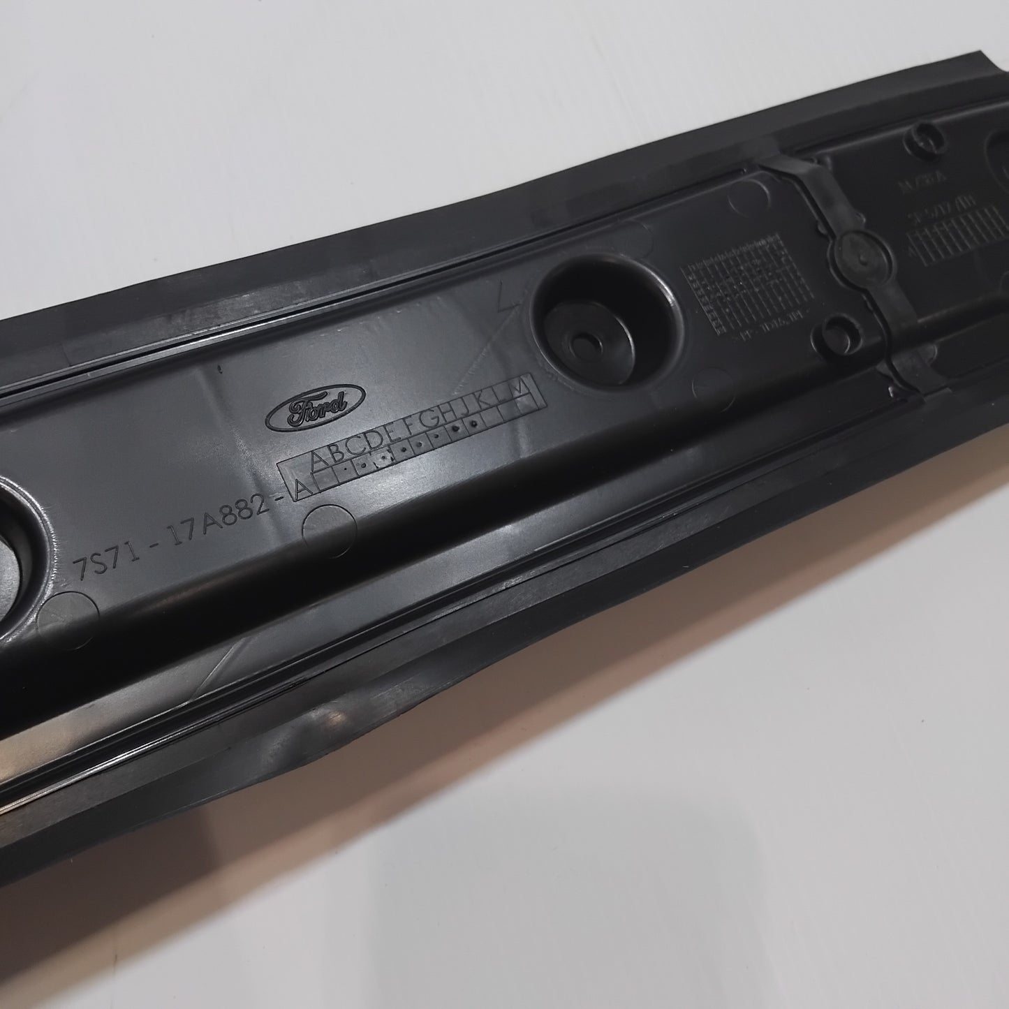 Genuine Left Rear Bumper Mounting Bracket - Ford Mondeo 2007-2014 | 1682805