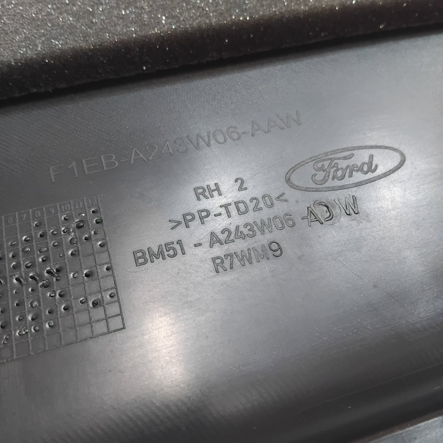 Genuine Ford Trim - "B" Pillar | 1725746