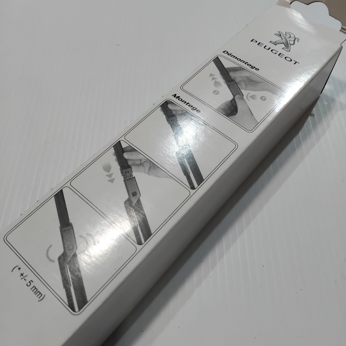 Genuine Right Front Wiper Blade - Peugeot 208 / 2008 LHD | 1608392980