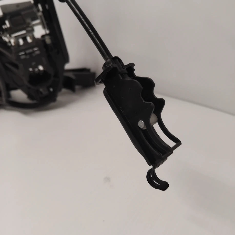 Genuine Front Left Door Latch - Ford Focus | 2537200