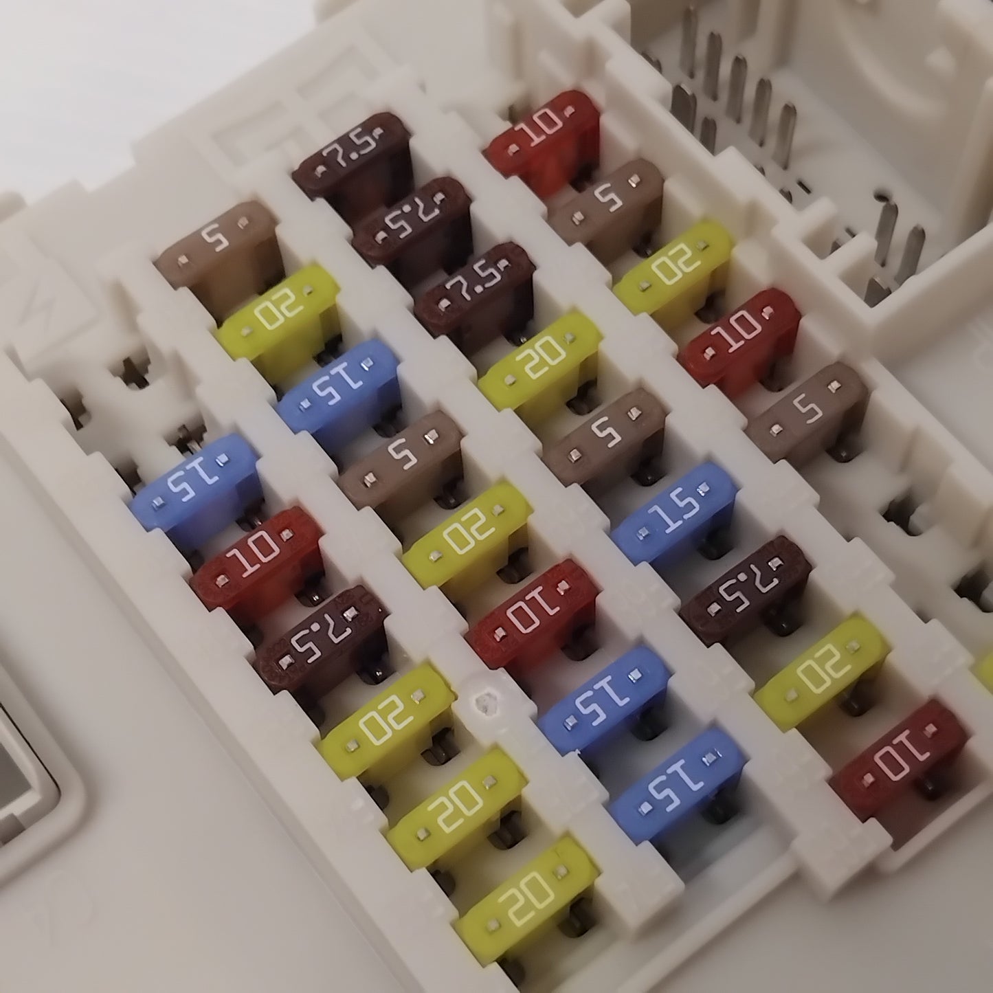 Genuine Fuse Box - Ford Focus / Kuga / Transit | 2506087