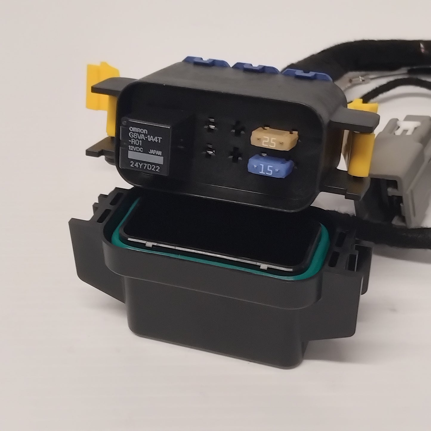 Genuine Volvo Fuse Box | 32204026