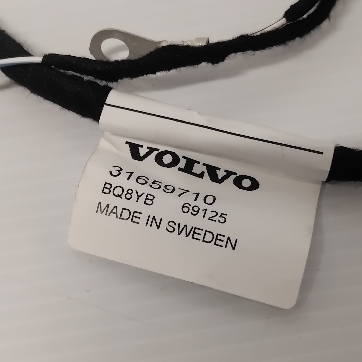 Genuine Volvo Fuse Box | 32204026