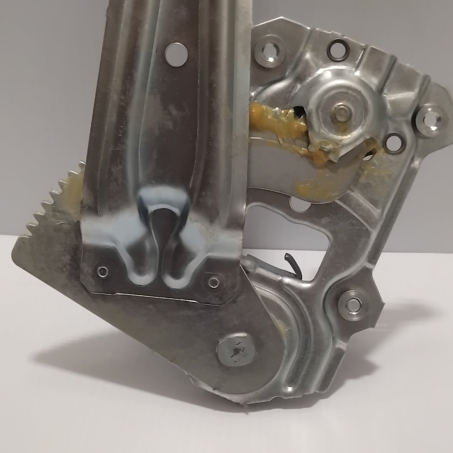 Genuine Suzuki Regulator Assy Window | 83510-62J00-000