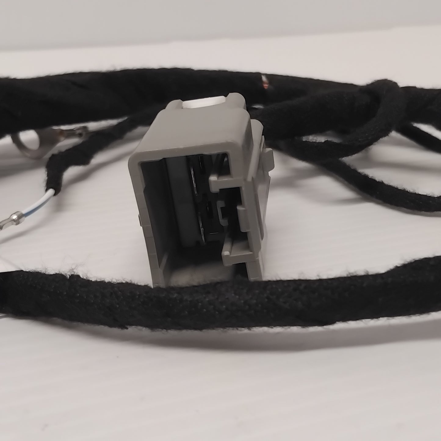Genuine Volvo Fuse Box | 32204026
