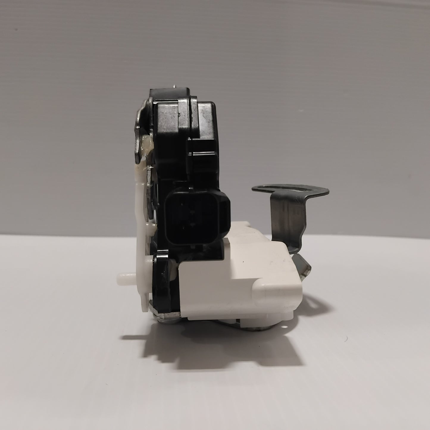 Genuine Mitsubishi Latch,Rr Door,Lh | MN159631