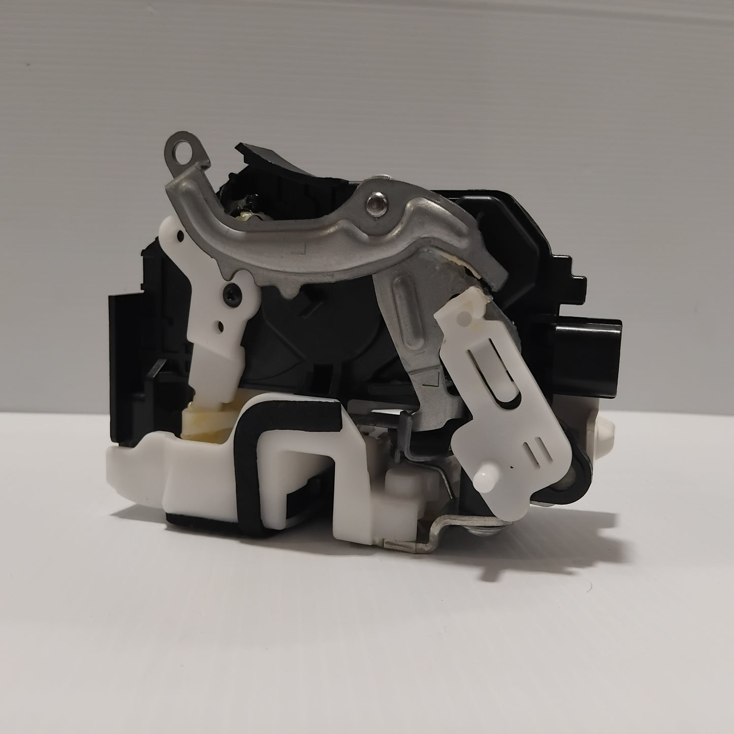 Genuine Mitsubishi Latch,Rr Door,Lh | MN159631