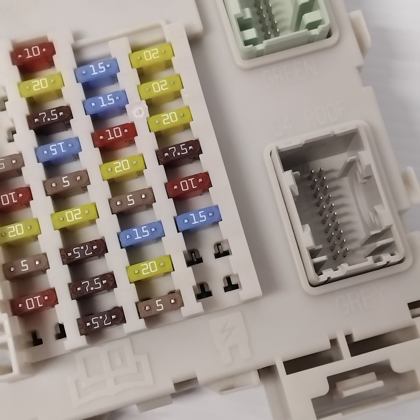 Genuine Fuse Box - Ford Focus / Kuga / Transit | 2506087