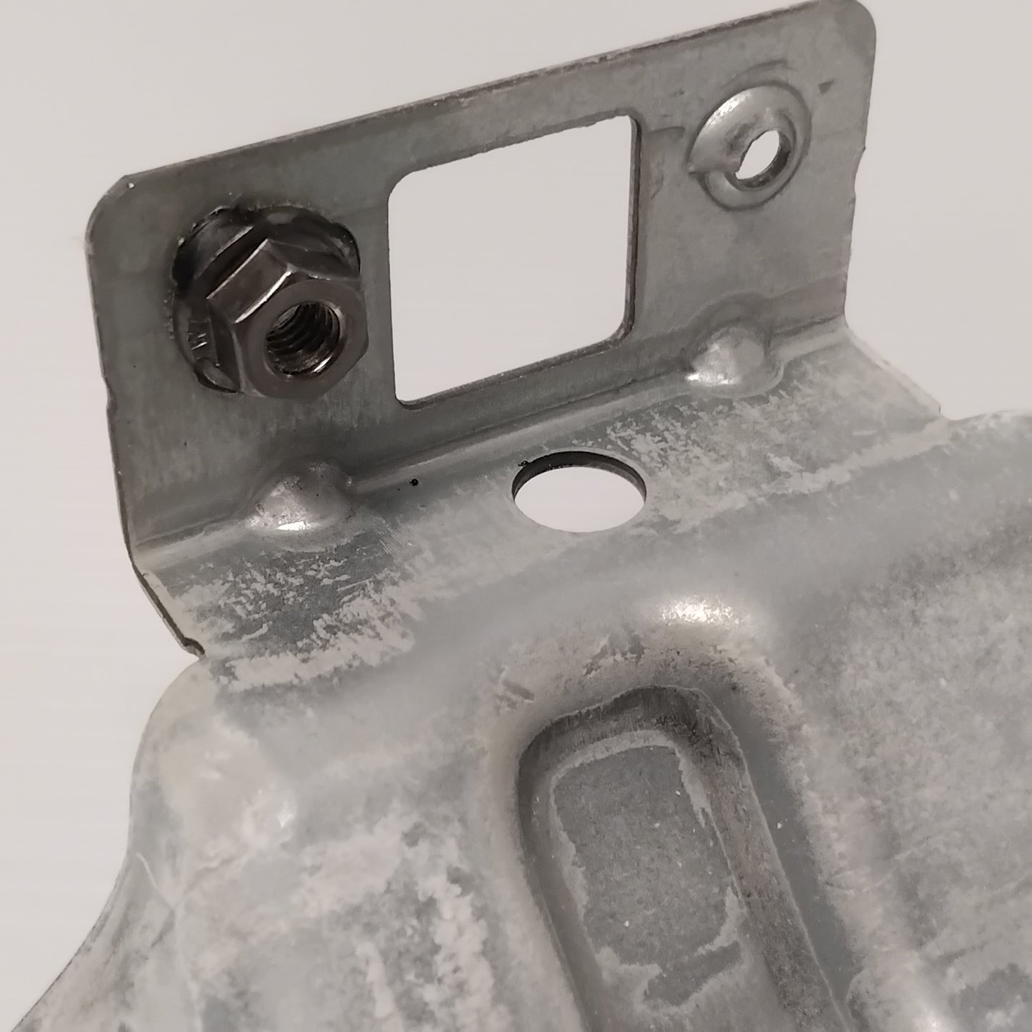Genuine Front Right Fender Mounting Bracket - Ford Fiesta 2008-2012 | 1565042