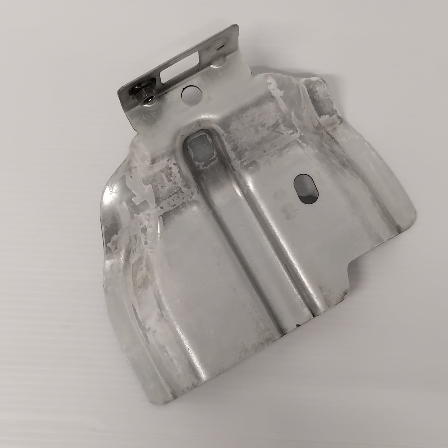 Genuine Front Right Fender Mounting Bracket - Ford Fiesta 2008-2012 | 1565042