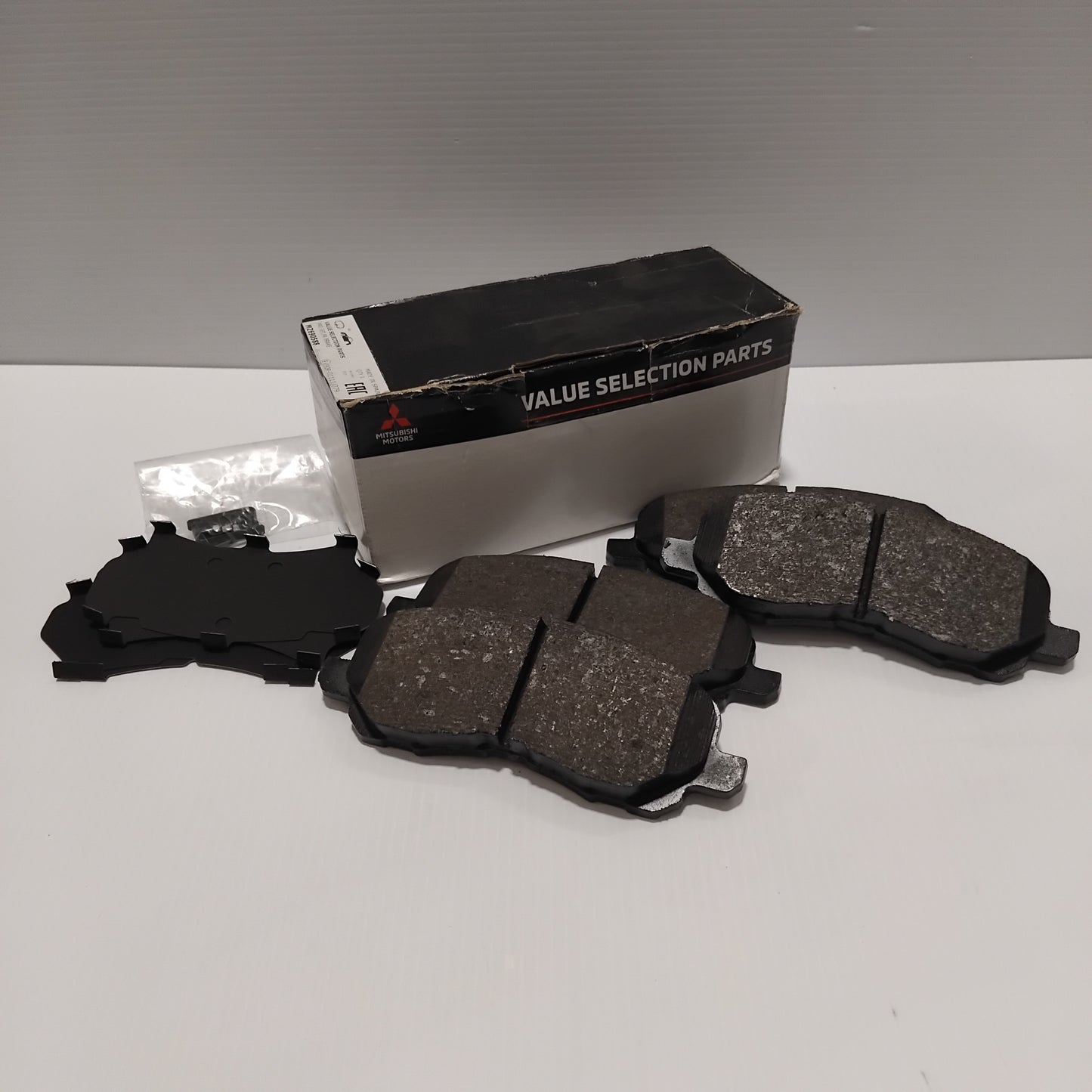 Genuine Mitsubishi Brake Pad Set,Fr | MZ690588
