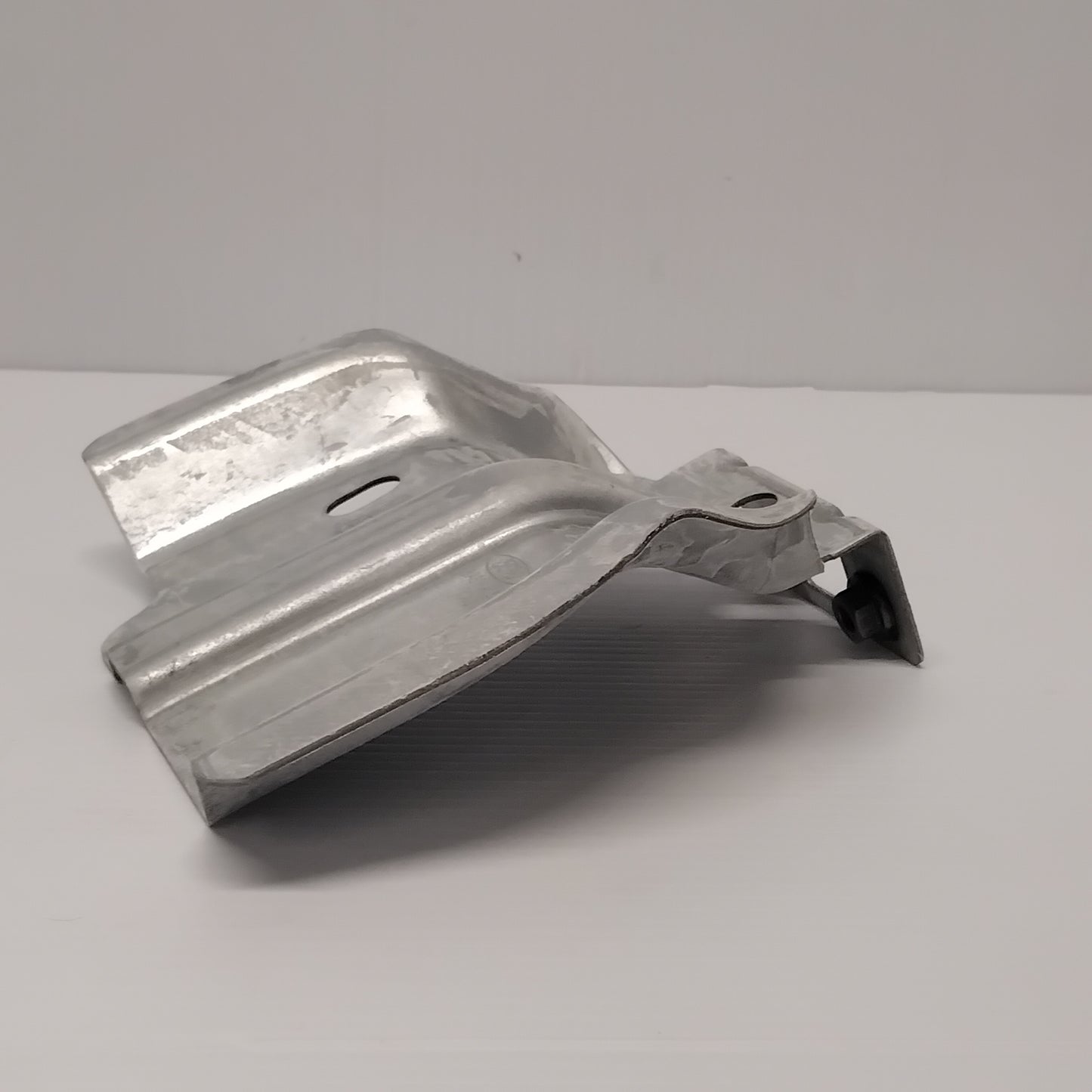 Genuine Front Right Fender Mounting Bracket - Ford Fiesta 2008-2012 | 1565042