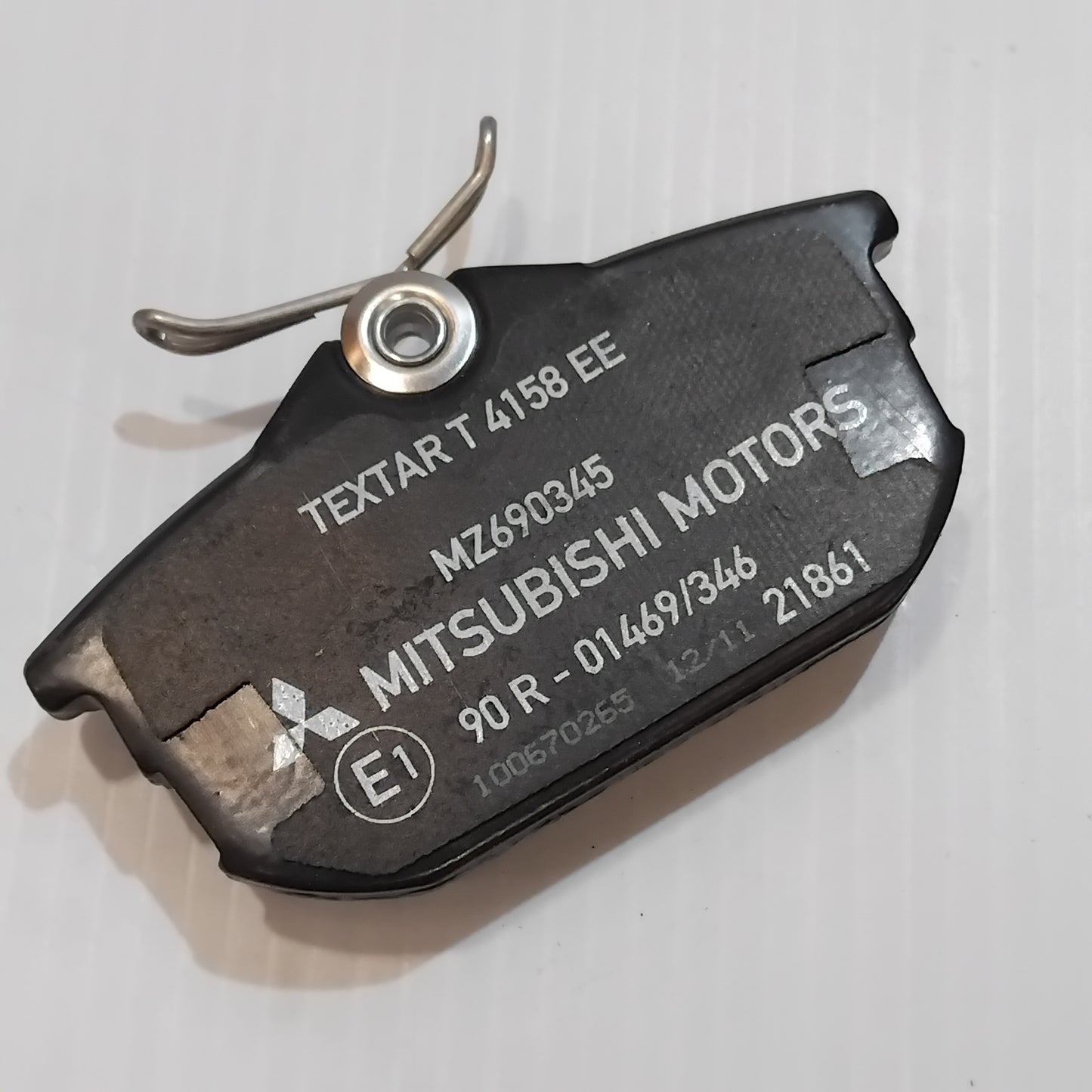 Genuine Mitsubishi Pad Set,Rr Brake | MZ690345