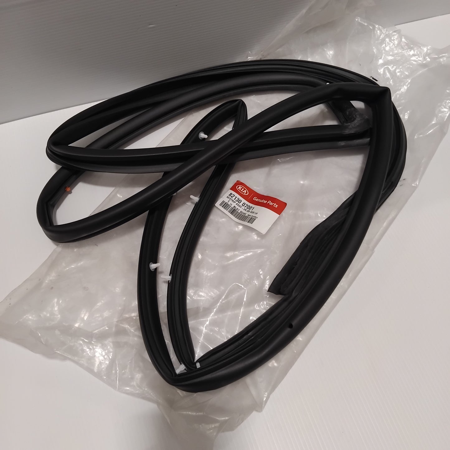 Genuine Kia W/Strip Assy-Fr Dr S | 8213007001