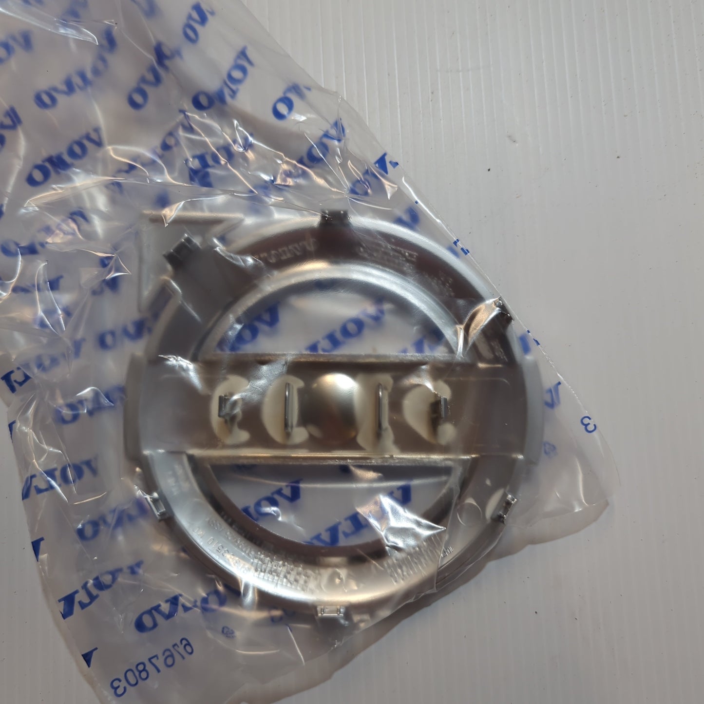Genuine Radiator Grill Emblem - Volvo S60 / V60 / XC60 | 31383033