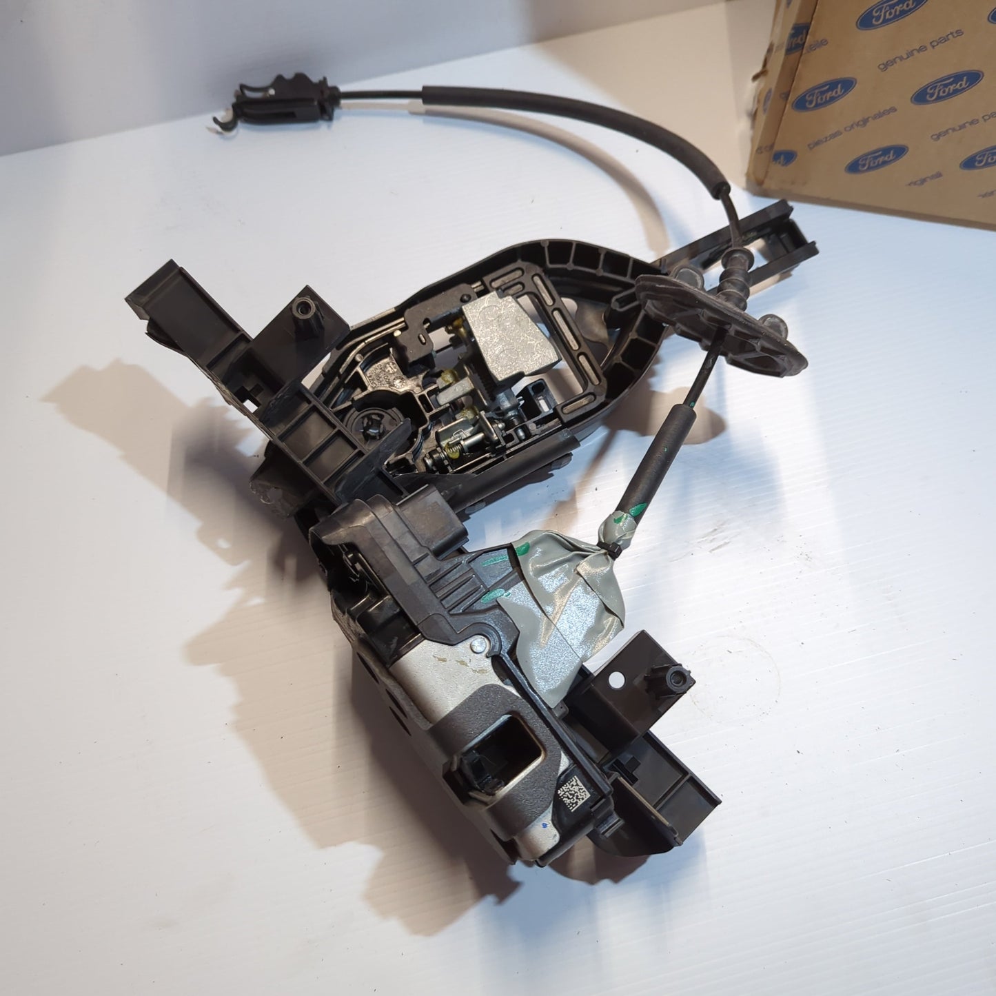 Genuine Front Left Door Latch - Ford Focus | 2537200