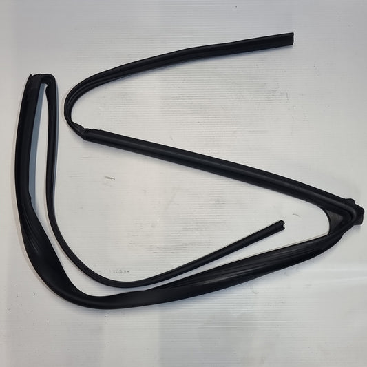 Genuine Suzuki Run,Front Door Glass,R | 83661-61M01-000