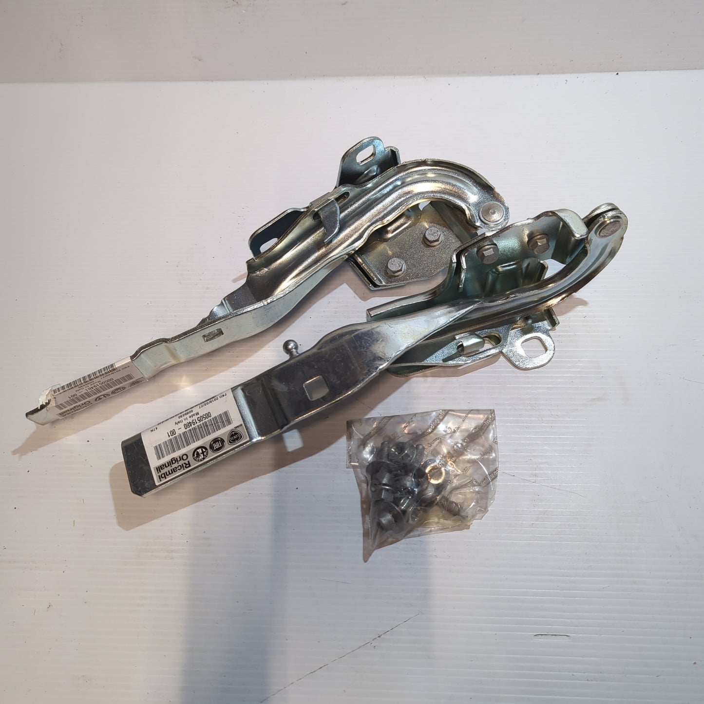 Genuine Hood Clamping Kit - Alfa Romeo Giulietta 201-2020 | 71765596