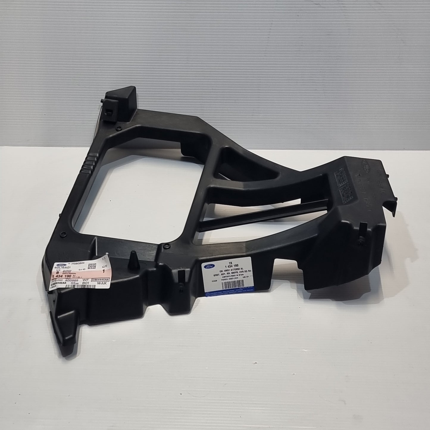 Genuine Right Rear Bumper Mounting Bracket - Ford Focus Mk2 2004-2008 | 1434190