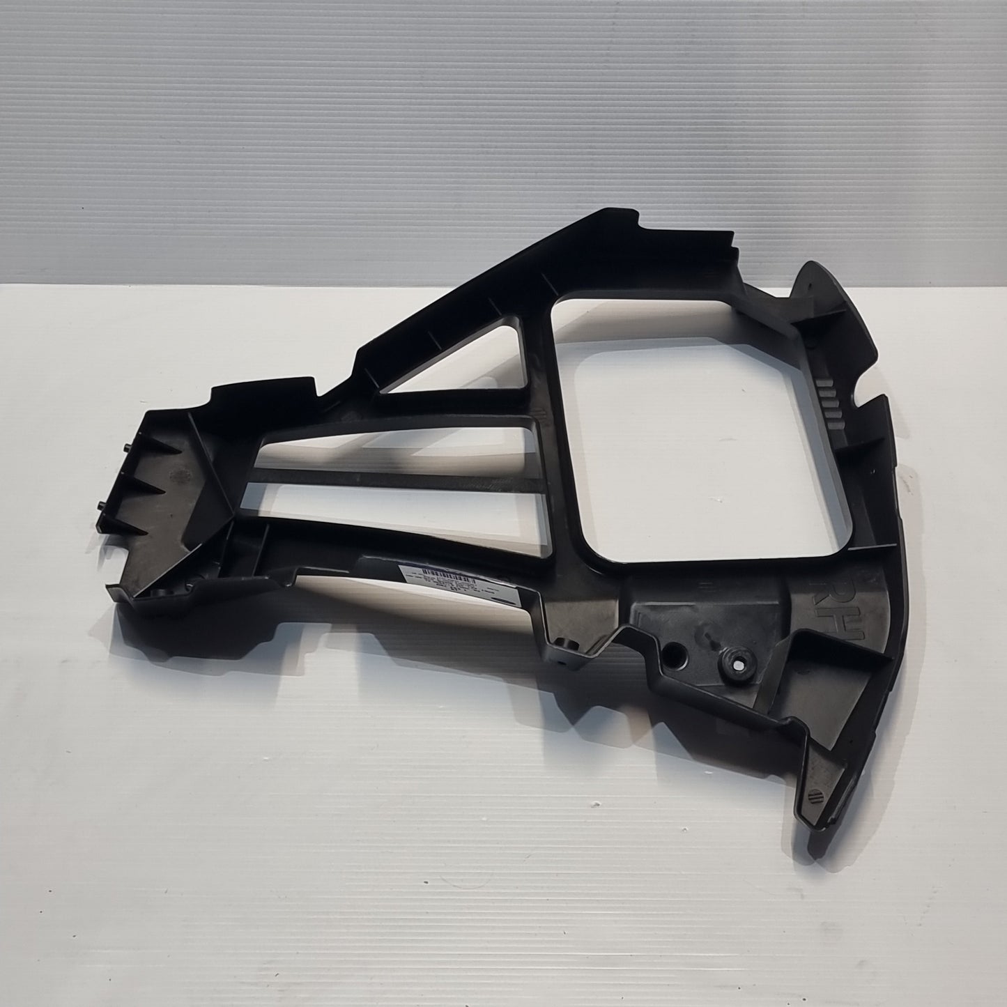 Genuine Right Rear Bumper Mounting Bracket - Ford Focus Mk2 2004-2008 | 1434190