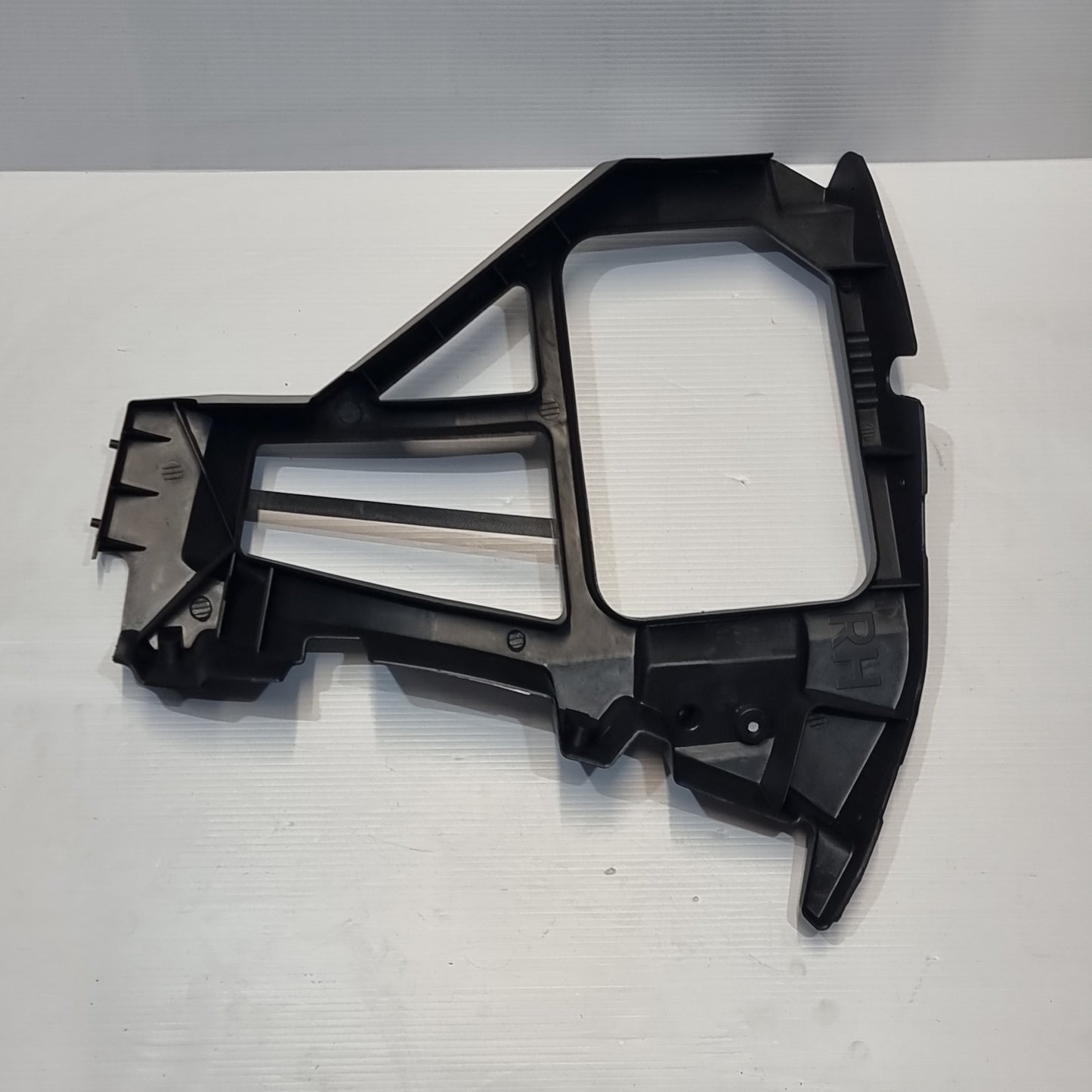Genuine Right Rear Bumper Mounting Bracket - Ford Focus Mk2 2004-2008 | 1434190