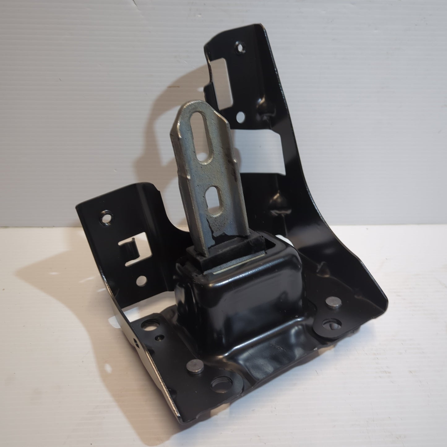 Genuine Left Engine Mounting Bracket - Citroen / Peugeot | 9806658980