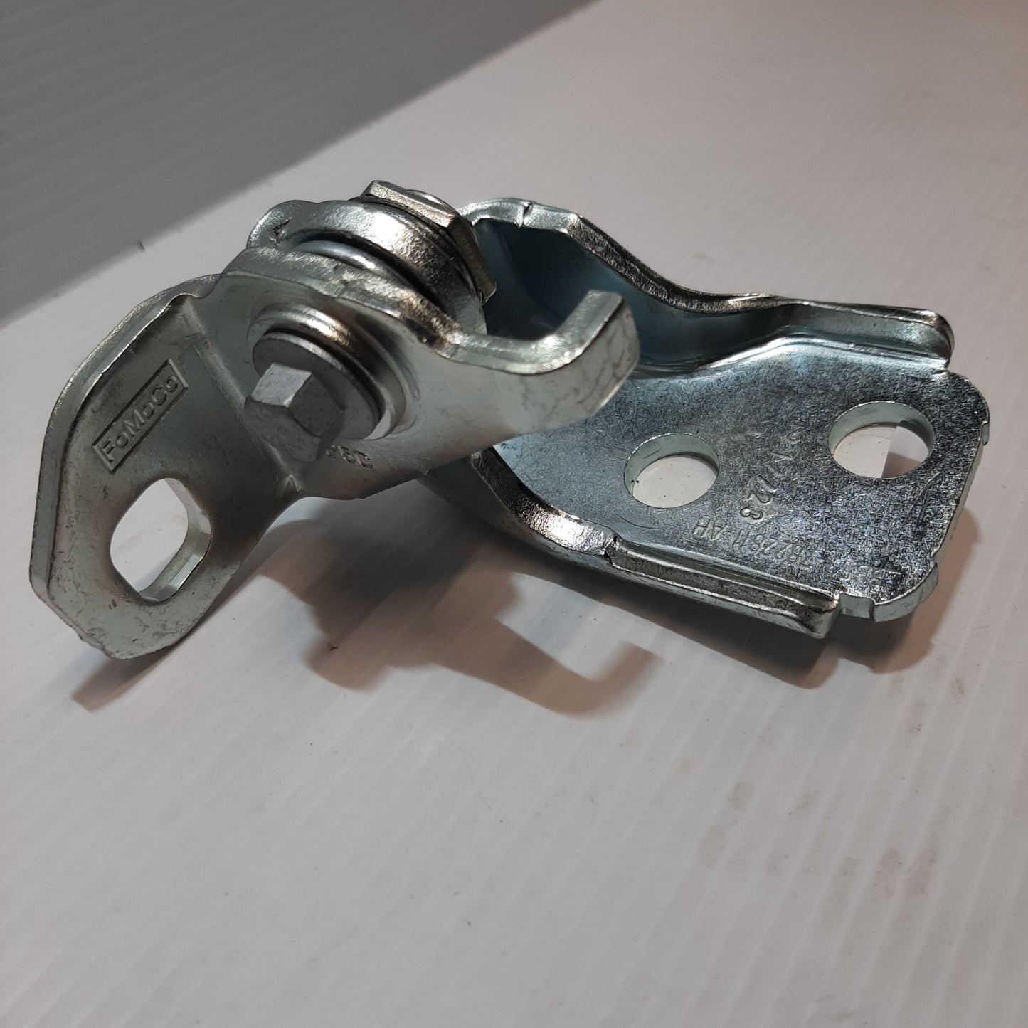 Genuine Left Front Door Lower Hinge - Ford Ecosport 2017 | 5189479