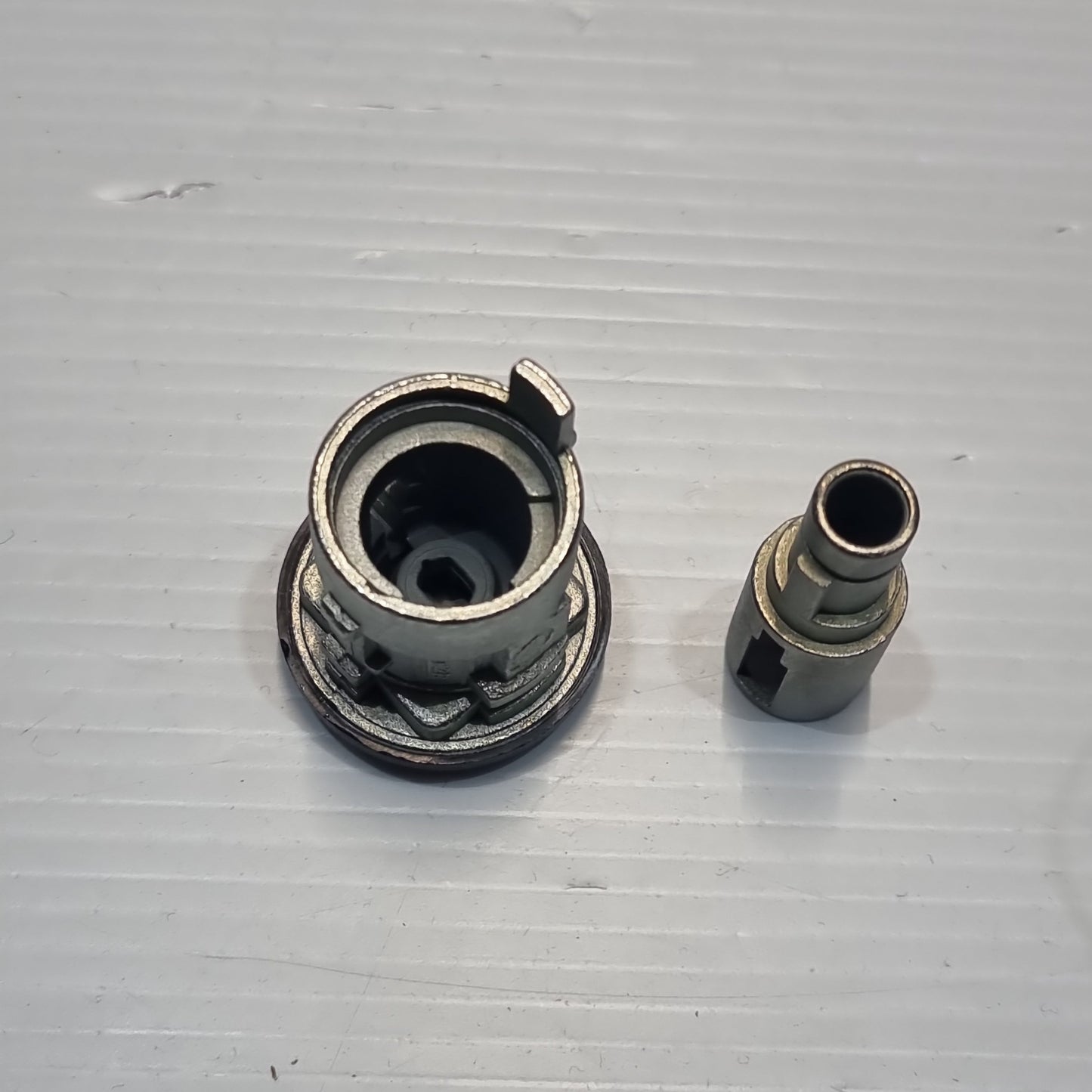 Genuine Right Door Lock Cylinder Repair Kit - Ford Fiesta mk3 / mk4 | 1022642