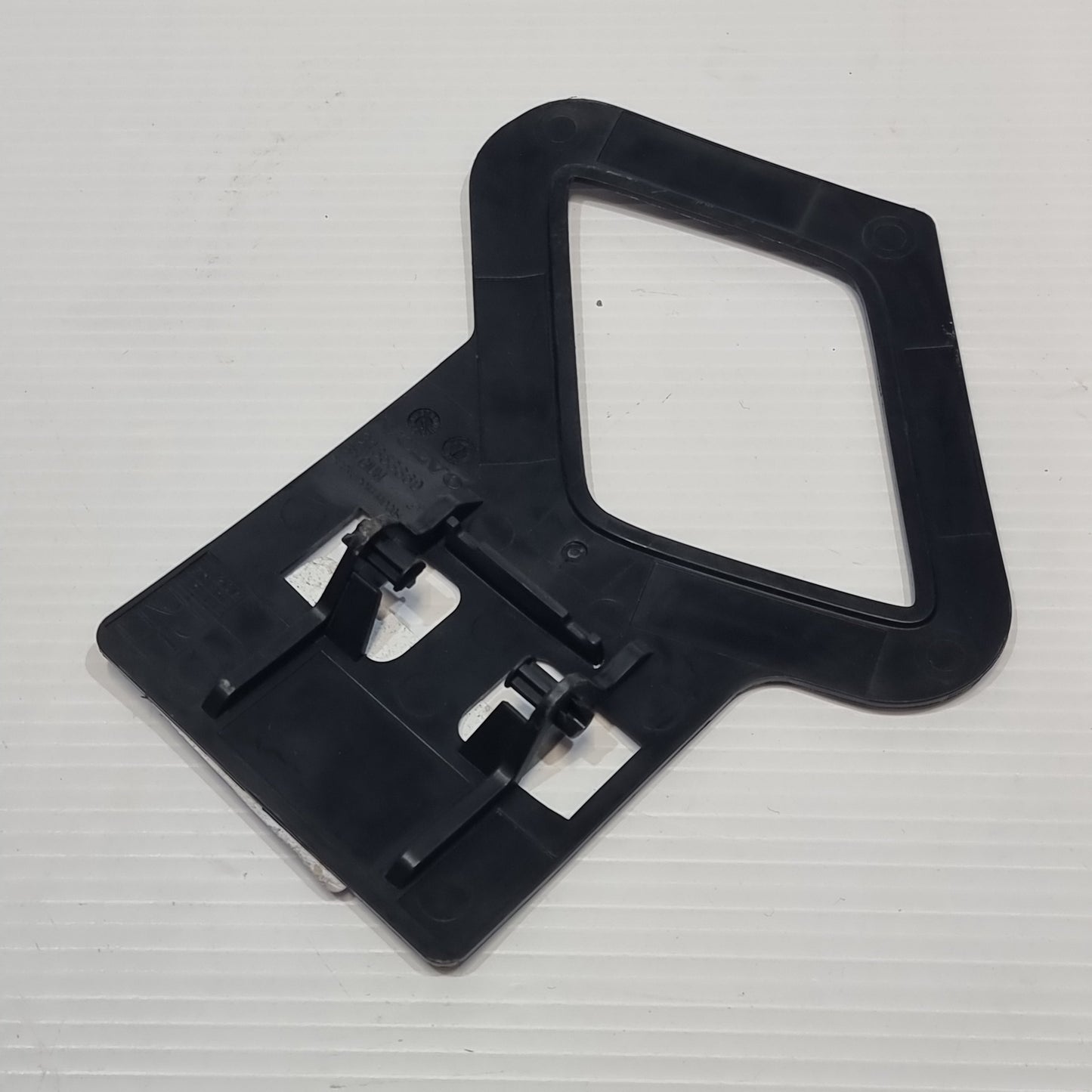 Genuine Right Headlamp Bracket - Volvo XC90 Mk2 | 31353369