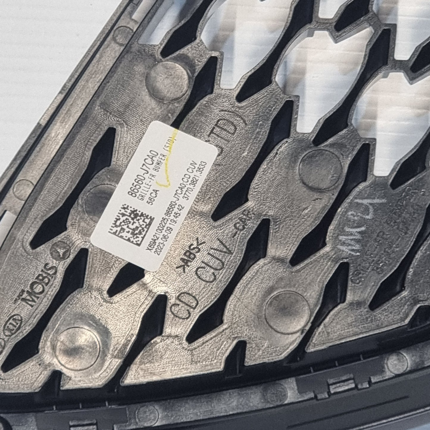 Genuine Kia Grille-Front Bumper | 86560J7CA0