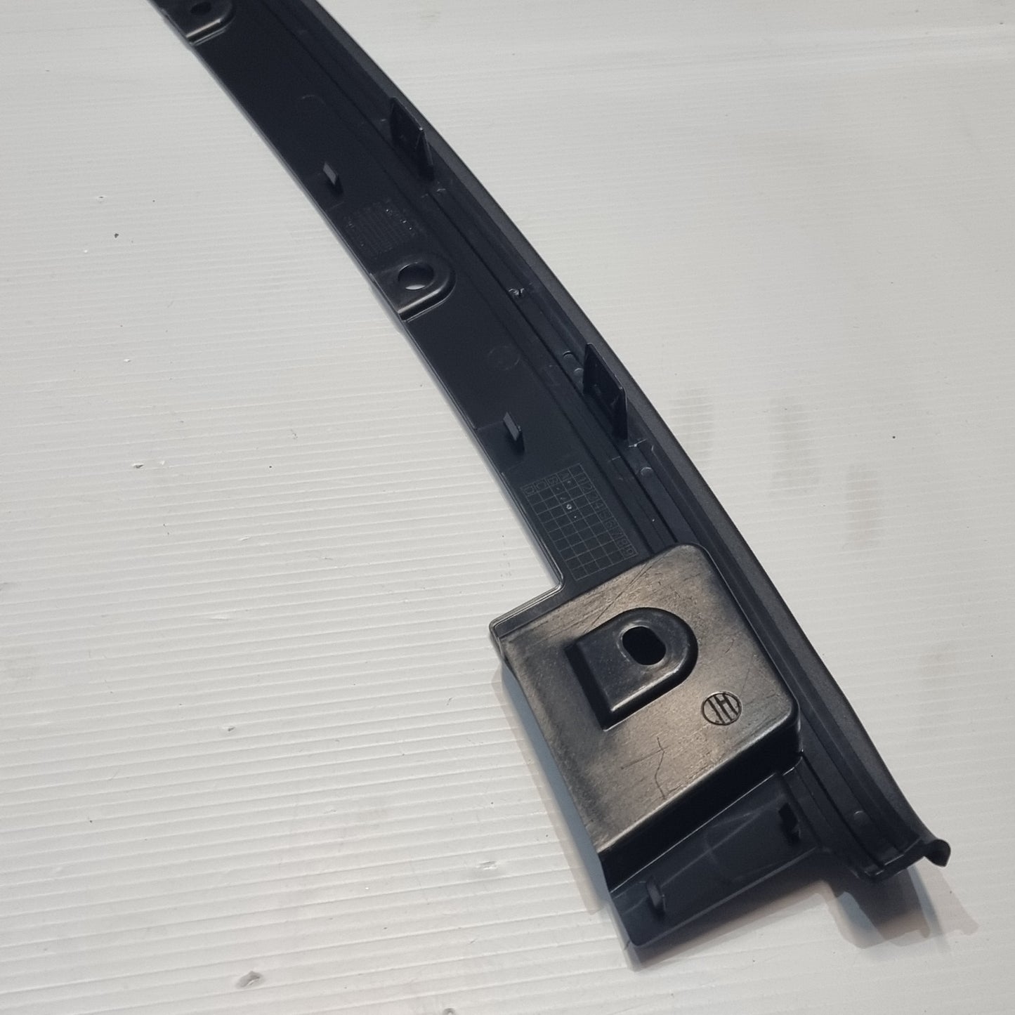 Genuine Grille Upper Seal - Volvo C40 | 32337614