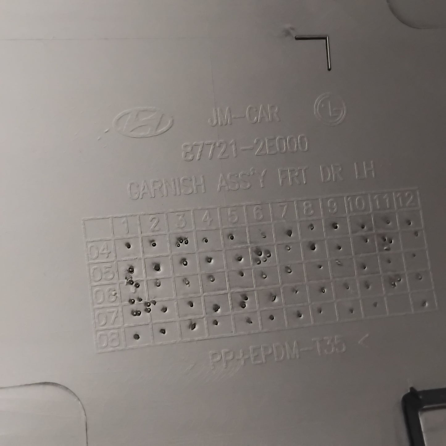 Genuine Front Left Door Garnish - Hyundai Tuscon 2004-2005 | 877232E000