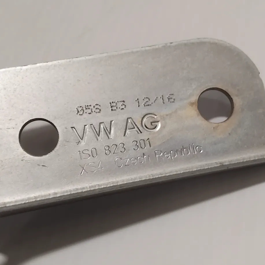 Genuine SEAT Hinge | 1S0823301