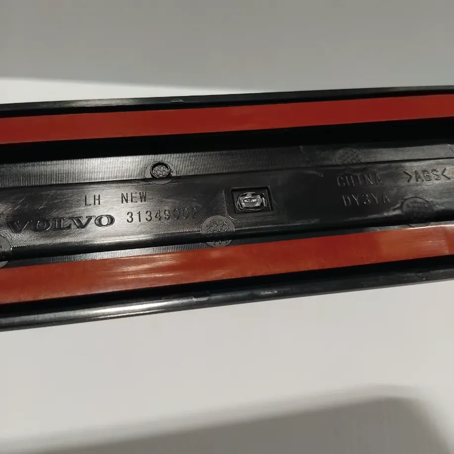 1x Genuine Front Sill Moulding - Volvo XC60 | 31349002