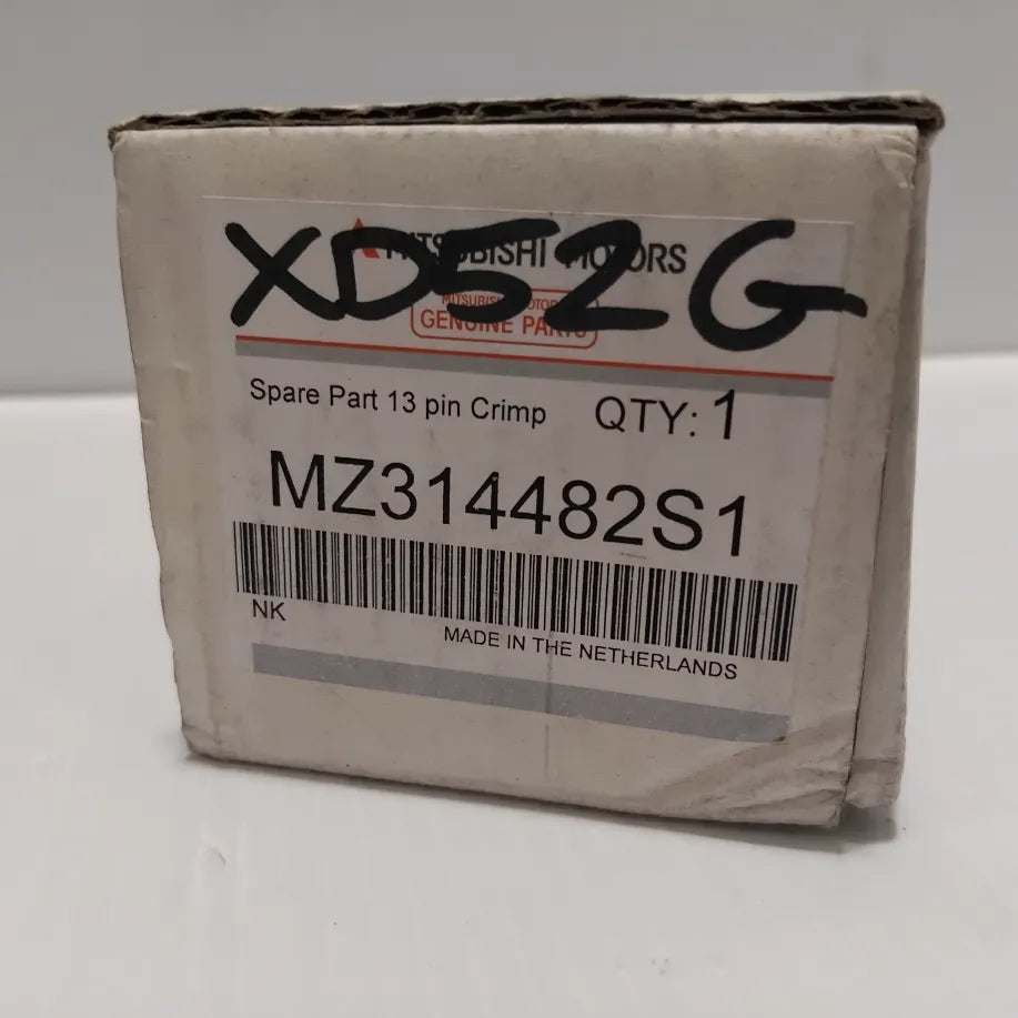 Genuine Mitsubishi Socket 13-Pins | MZ314482S1