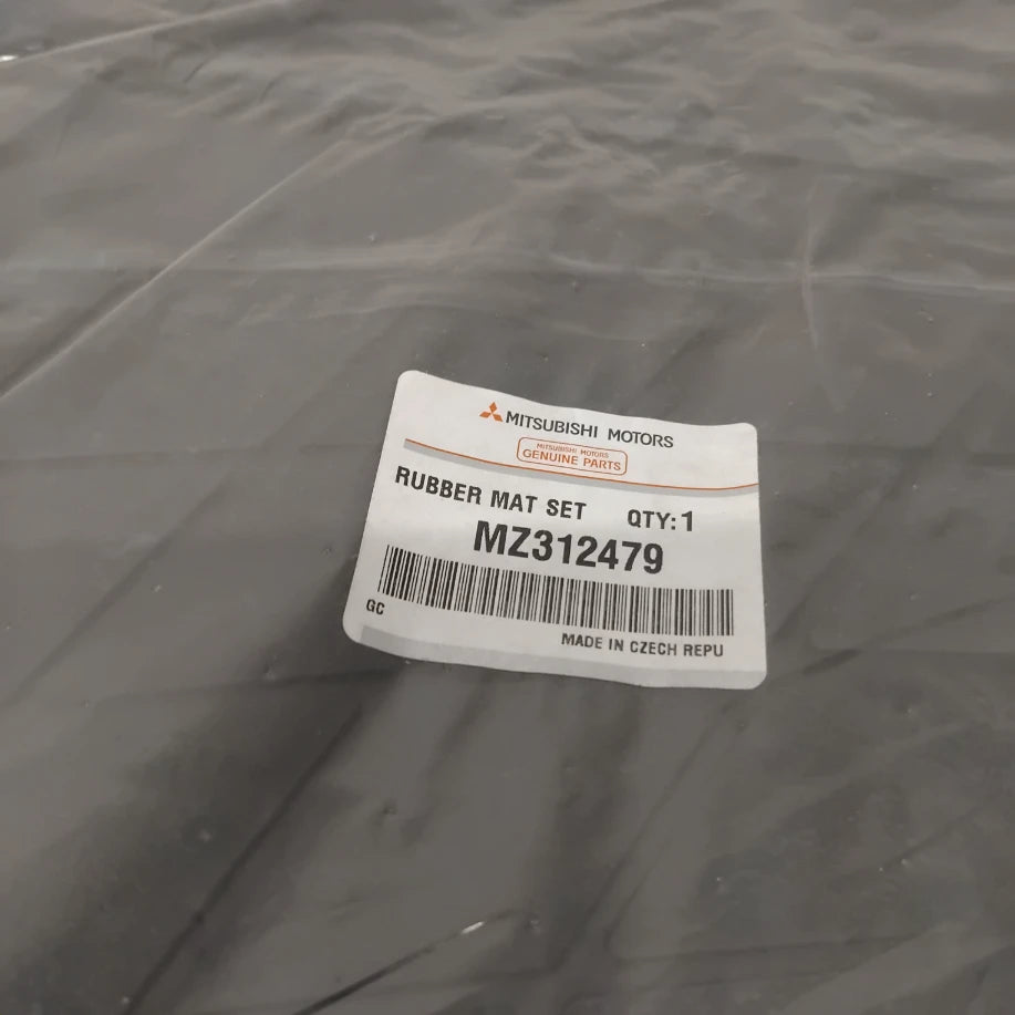 Genuine Mitsubishi Rubber Mat Set Rear Swb | MZ312479