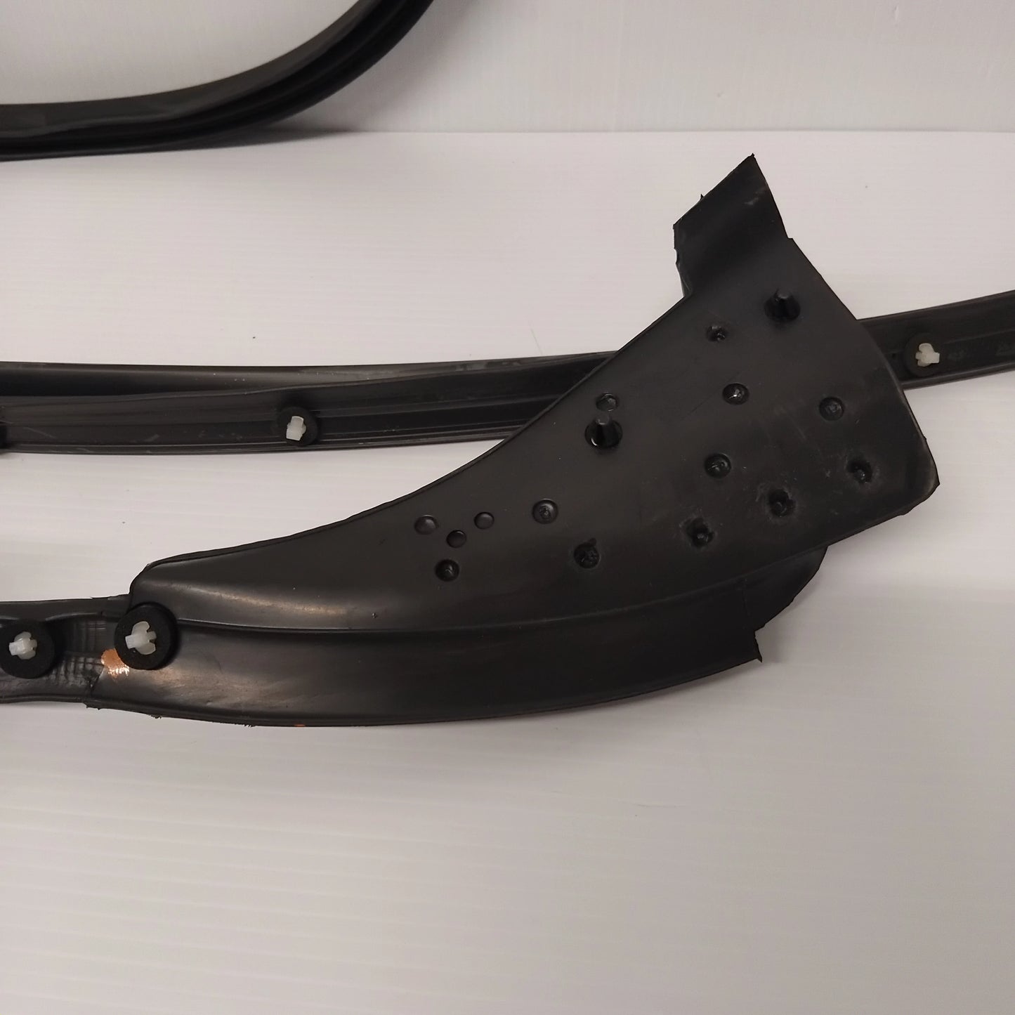 Genuine Right Roof Weatherstrip - Ford KA 2016-2019 | 2016418