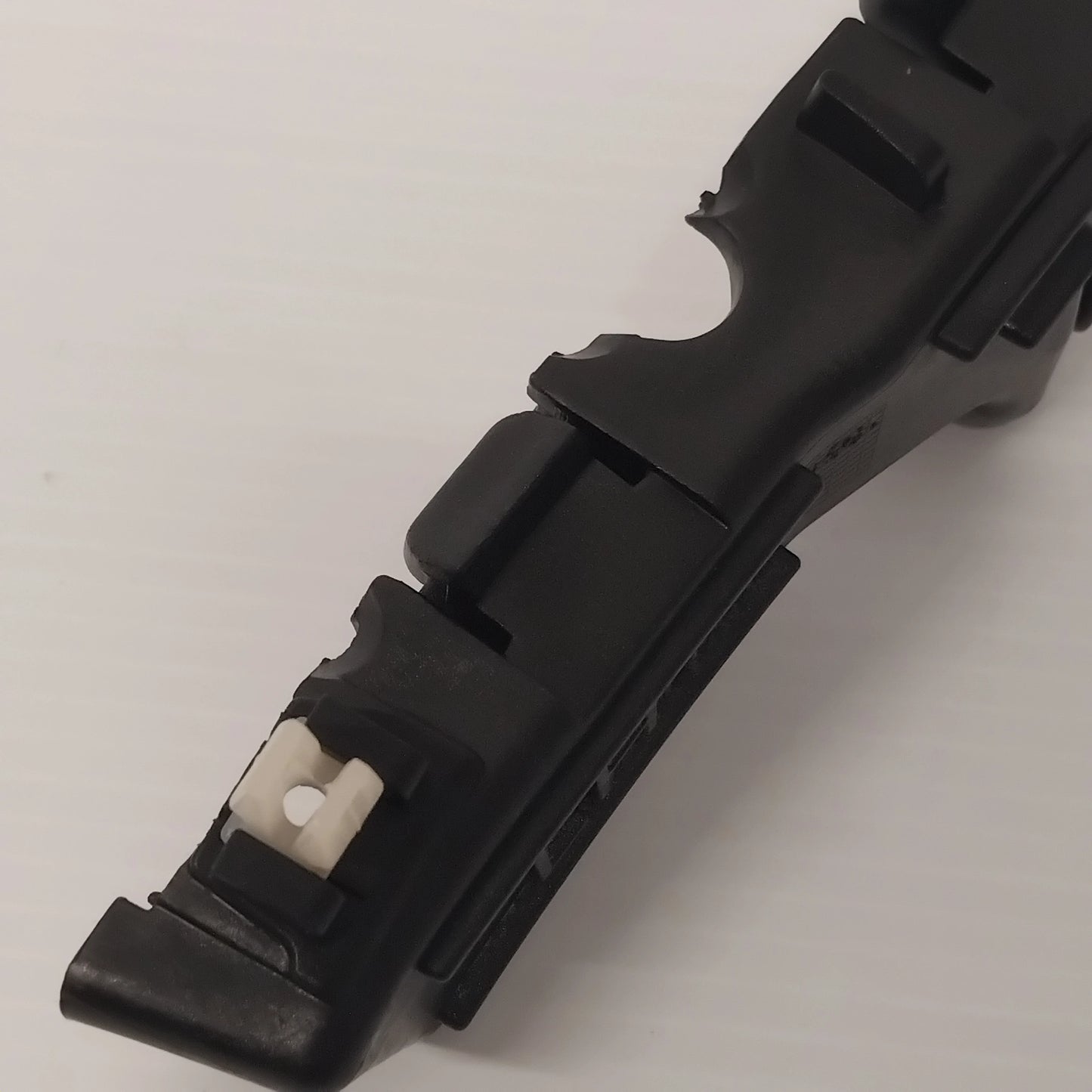 Genuine Front Left Fender Bracket - Kia Sorento 2012-2014 | 865132P500