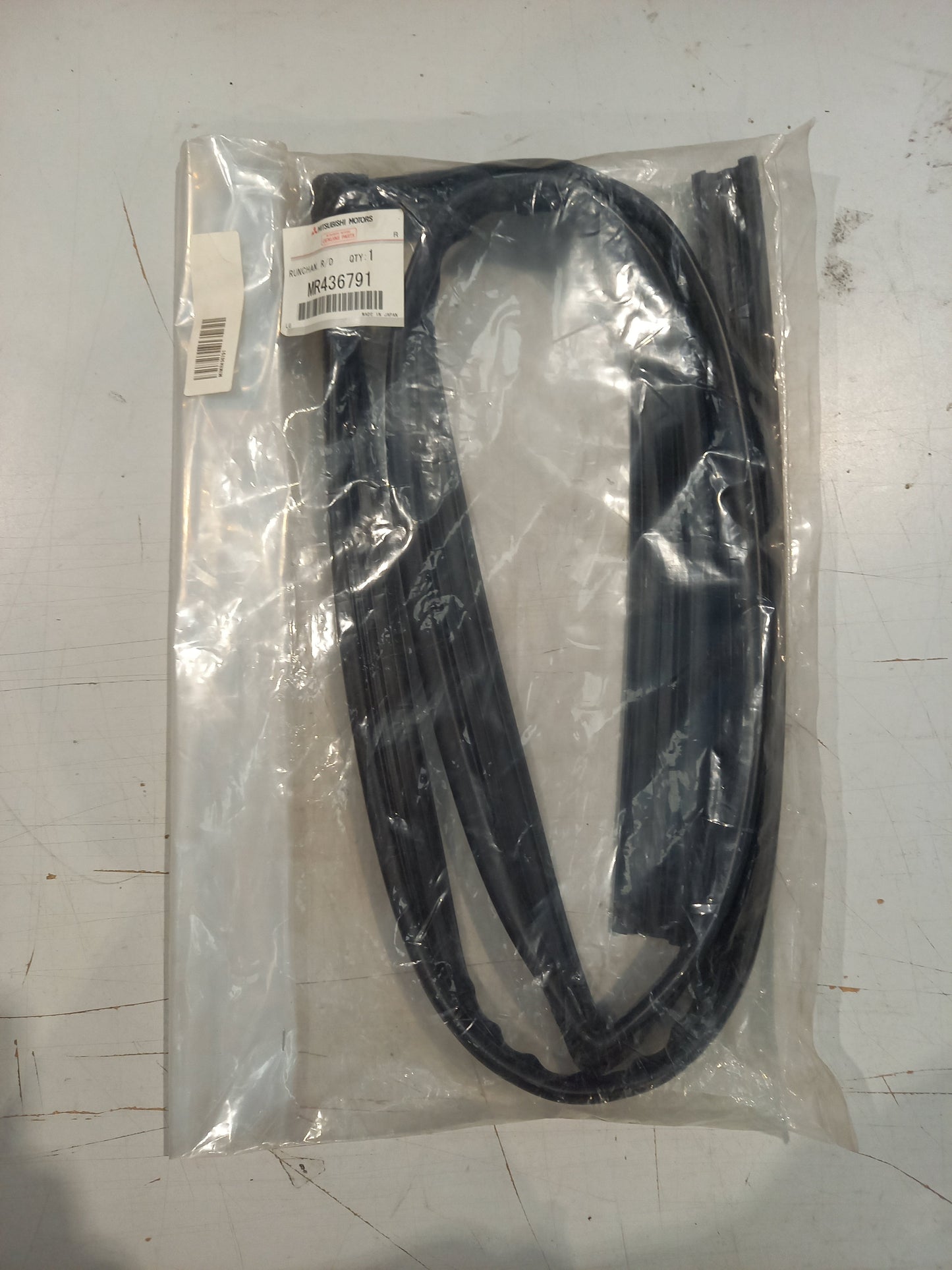 Genuine Mitsubishi Runchan,R/Dr Wdo Glass,Lh | MR436791