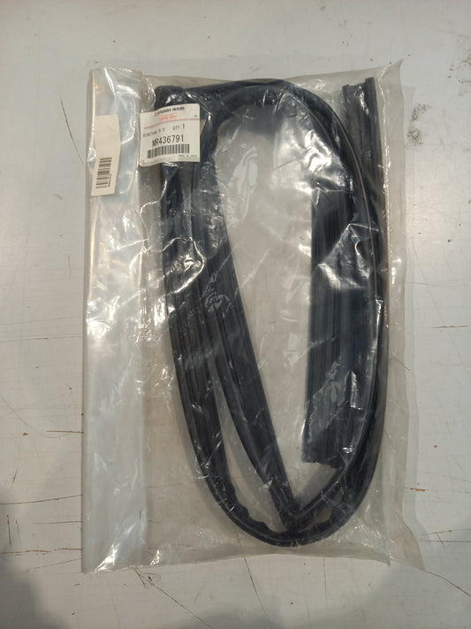 Genuine Mitsubishi Runchan,R/Dr Wdo Glass,Lh | MR436791