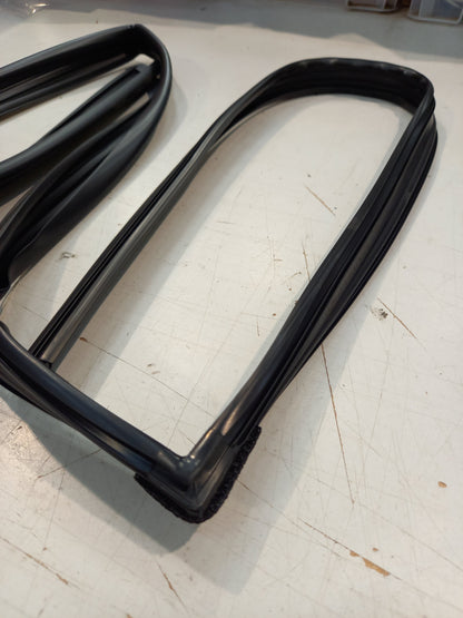 Genuine Mitsubishi Runchan,R/Dr Wdo Glass,Rh | MR436792