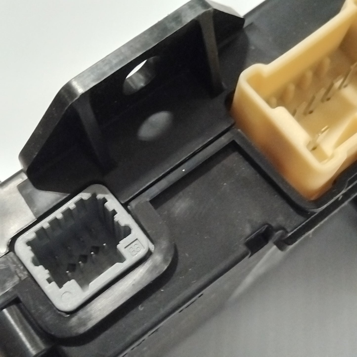 Genuine Renault Boitier Adap Tobe | 24 37 563 75R