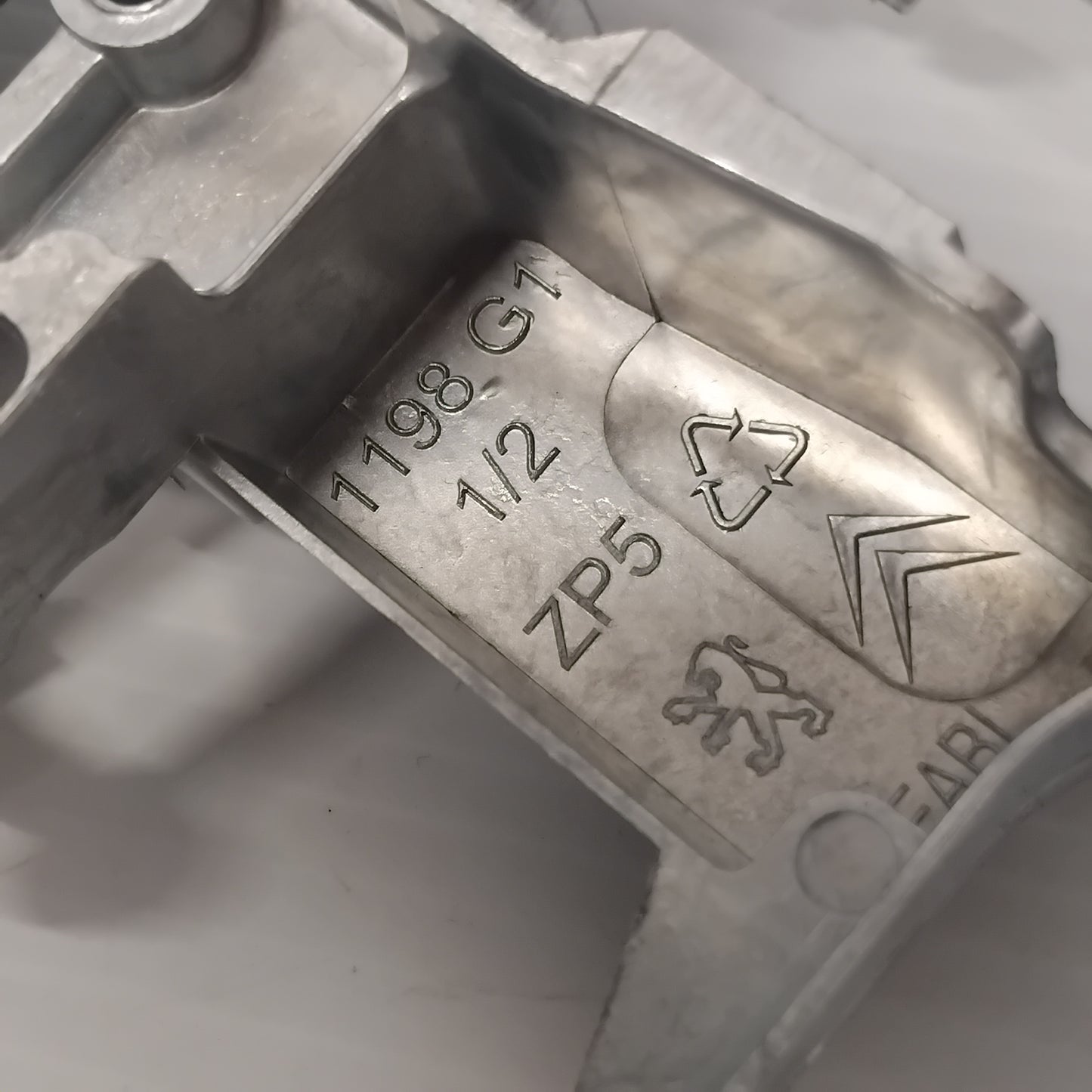 Genuine Door Left Handle Holder - Citroen Berlingo / Peugeot Partner | 910961