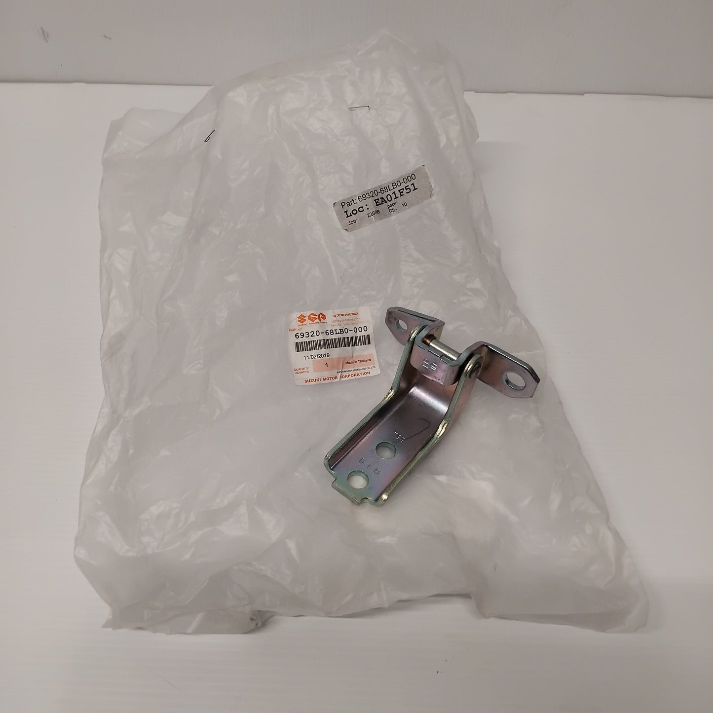 Genuine Suzuki Hinge, Front Door Avk3 | 69320-68LB0-000