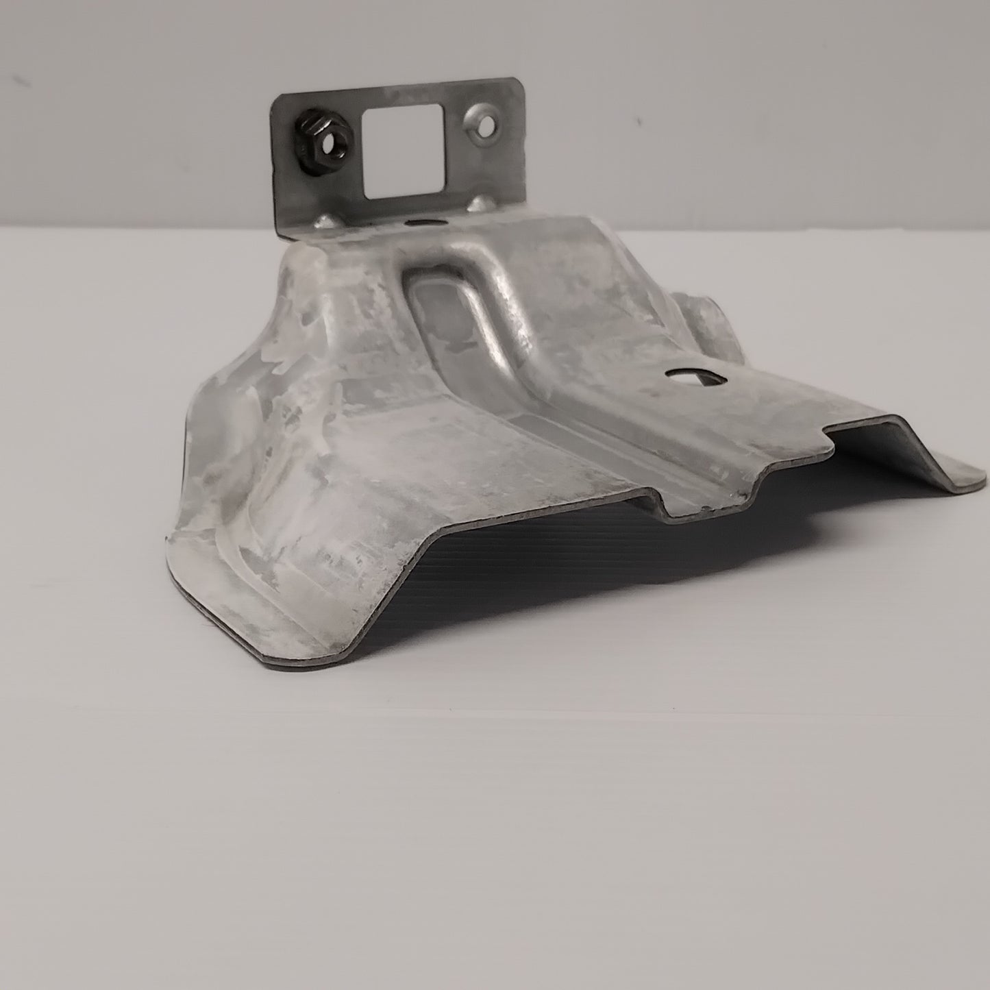 Genuine Front Right Fender Mounting Bracket - Ford Fiesta 2008-2012 | 1565042