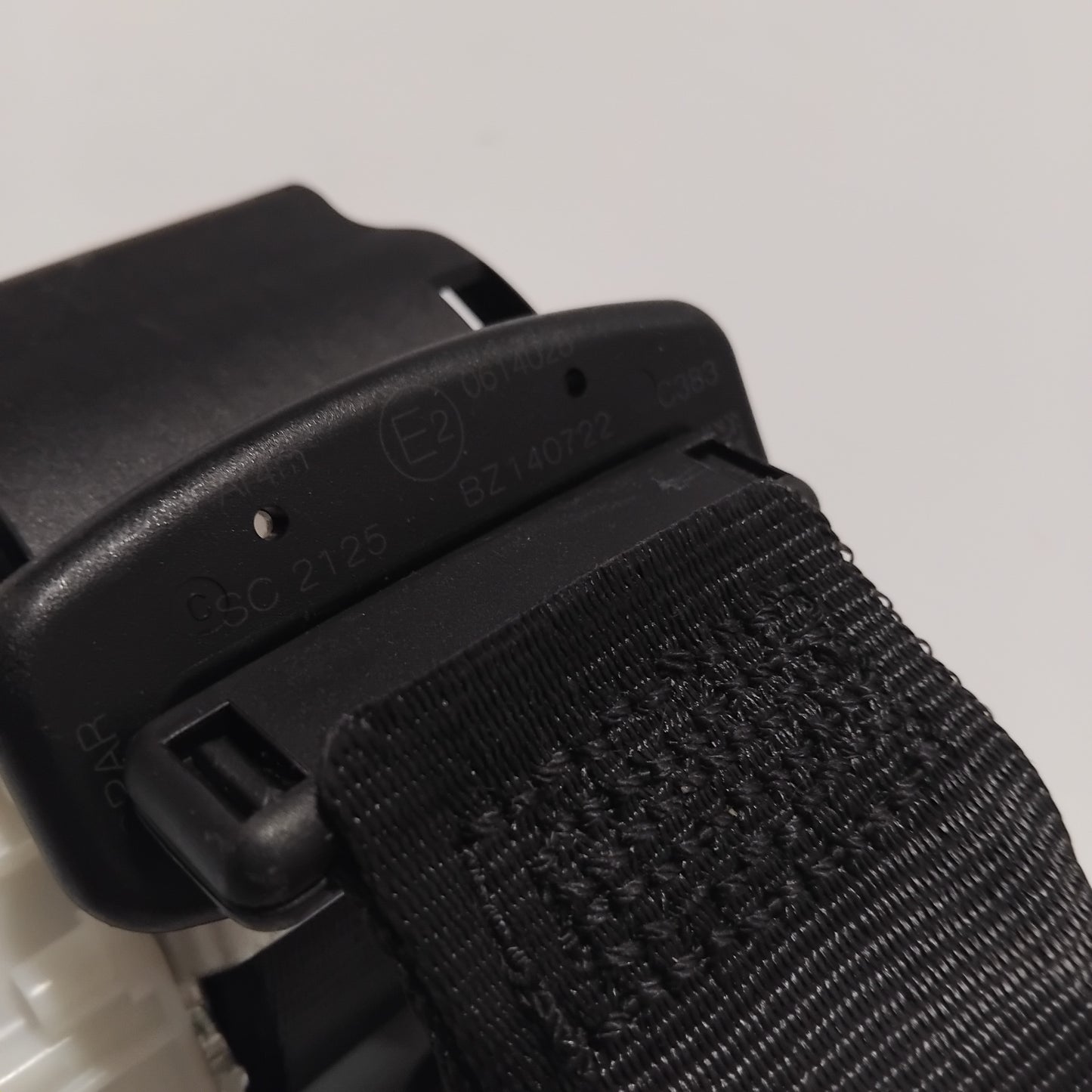 Genuine Rear Middle Seat Belt - Jeep Renegade 2014-Onwards | 735598099