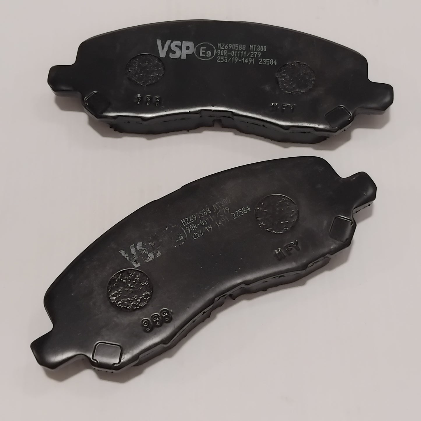 Genuine Mitsubishi Brake Pad Set,Fr | MZ690588