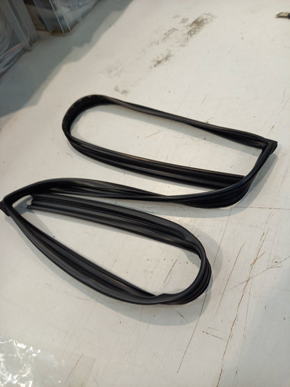 Genuine Mitsubishi Runchan,R/Dr Wdo Glass,Rh | MR436792