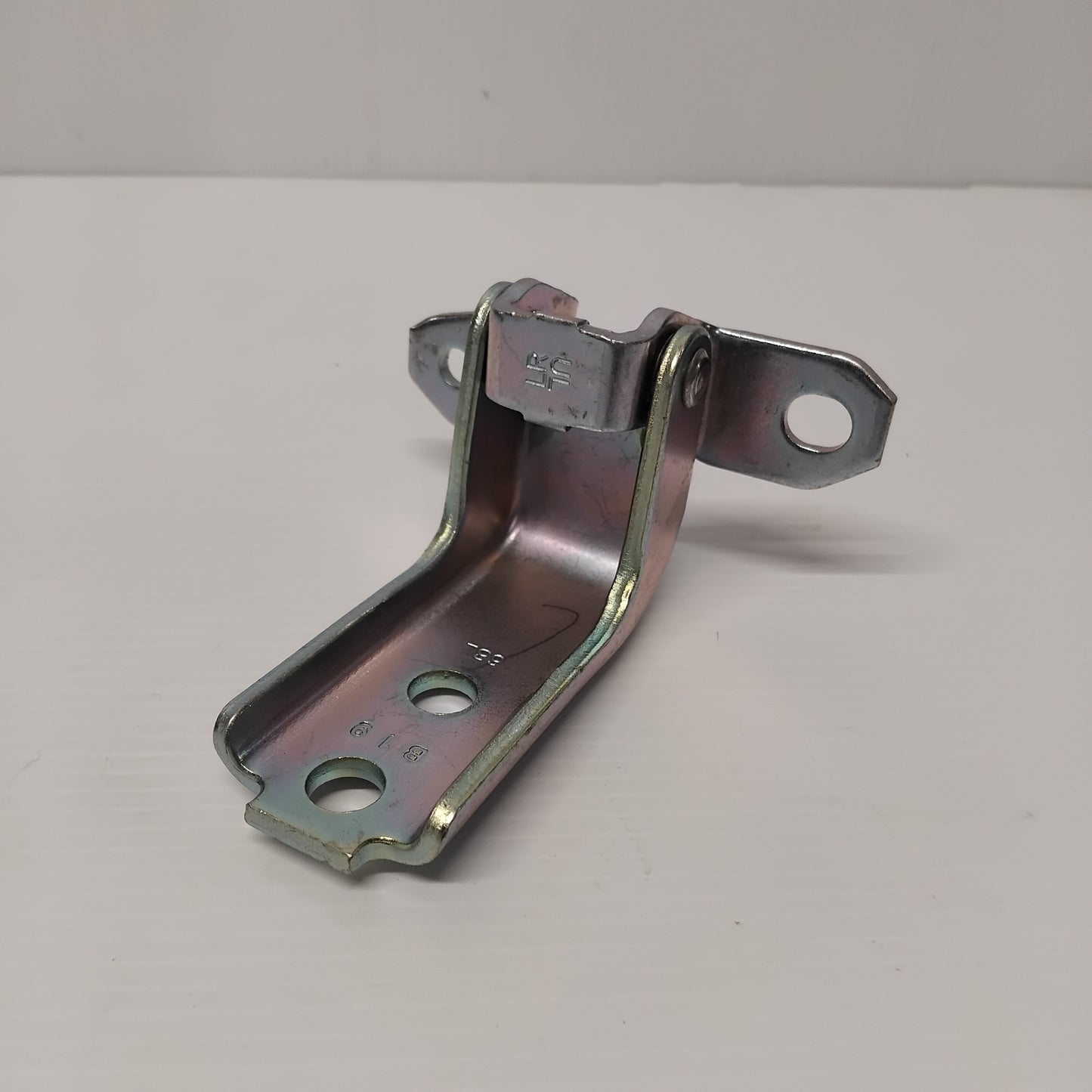 Genuine Suzuki Hinge, Front Door Avk3 | 69320-68LB0-000