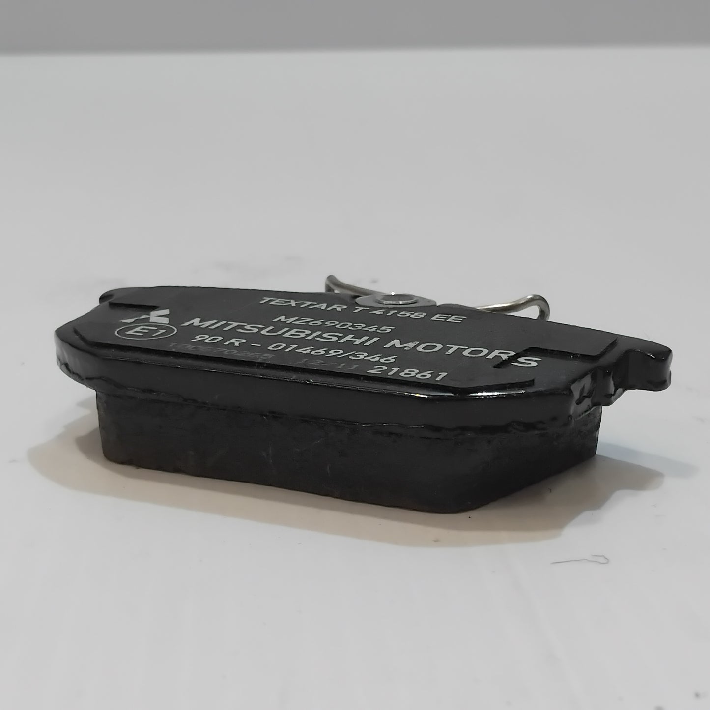 Genuine Mitsubishi Pad Set,Rr Brake | MZ690345